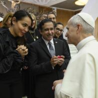 Papa León XIV bendice al embajador Víctor Suárez Díaz y su esposa por sus 25 años de matrimonio