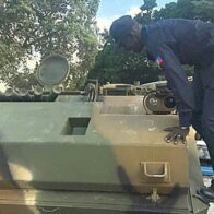 Haití refuerza su seguridad con vehículos blindados donados por Corea del Sur y apoyo naval de EEUU - Noticias de hoy en República Dominicana | De Último Minuto