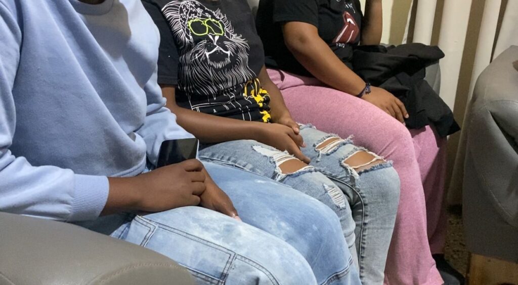 Alcalde de Bayaguana impone medida correctiva a menores por arrojar basura en la vía pública | 2 | Alcalde de Bayaguana impone medida correctiva a menores por arrojar basura en la vía pública - Noticias de hoy en República Dominicana | De Último Minuto