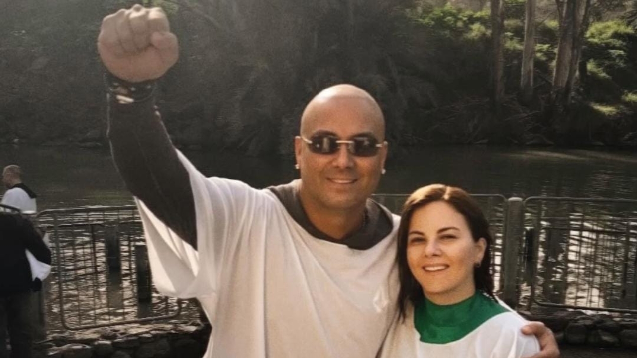 Wisin se bautiza en el Río Jordán durante viaje espiritual a Israel