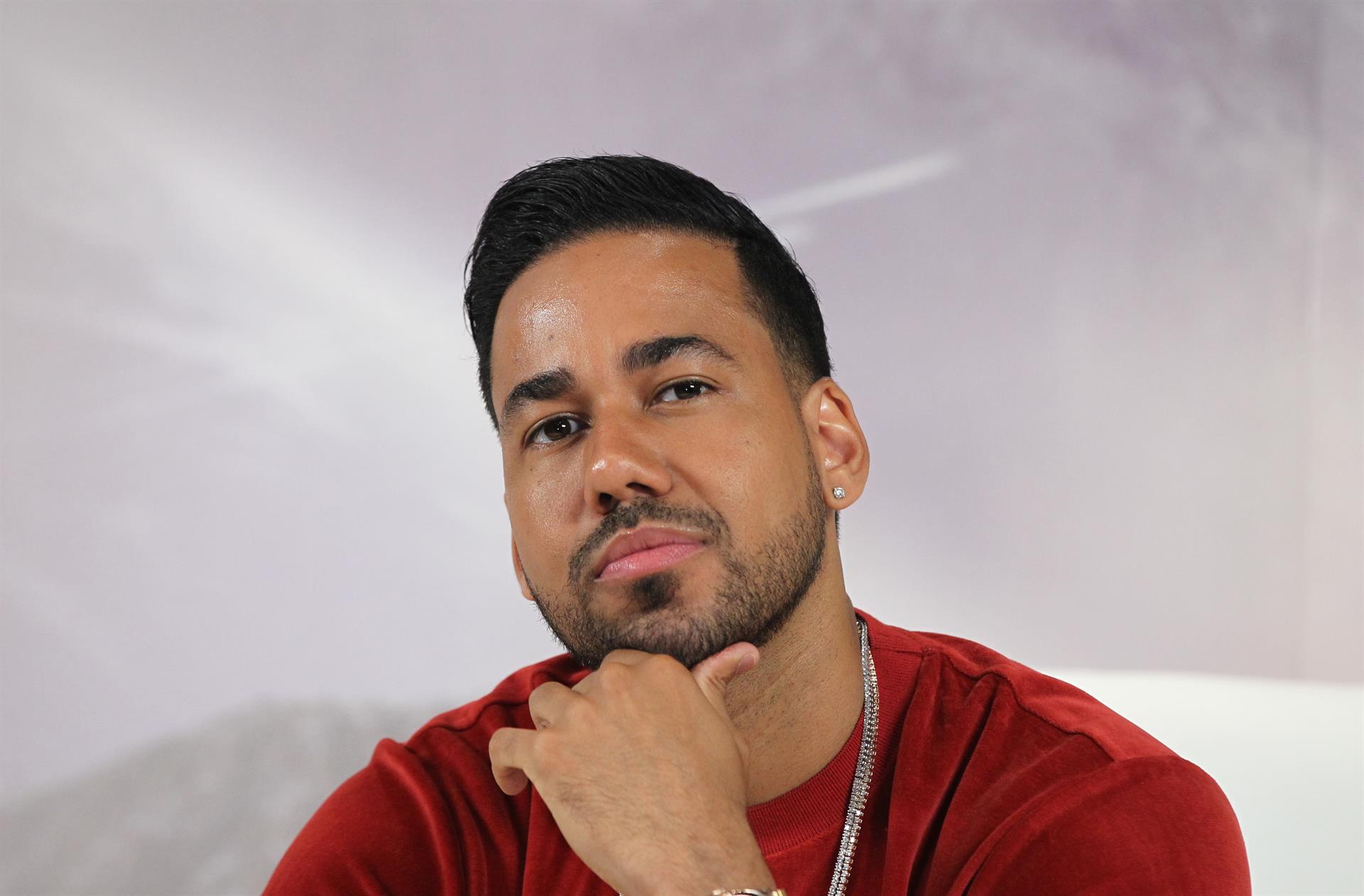 Romeo Santos utiliza triunfo en Premio Lo Nuestro para defender a latinos ante situación migratoria en EEUU - Noticias de hoy en República Dominicana | De Último Minuto