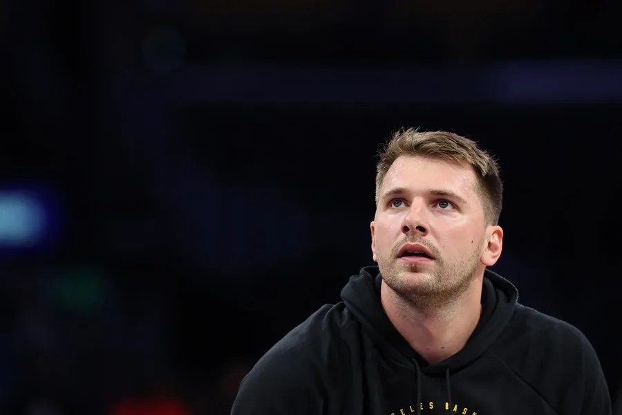 NBA sanciona a Luka Doncic con multa de 50,000 dólares por gesto hacia un árbitro