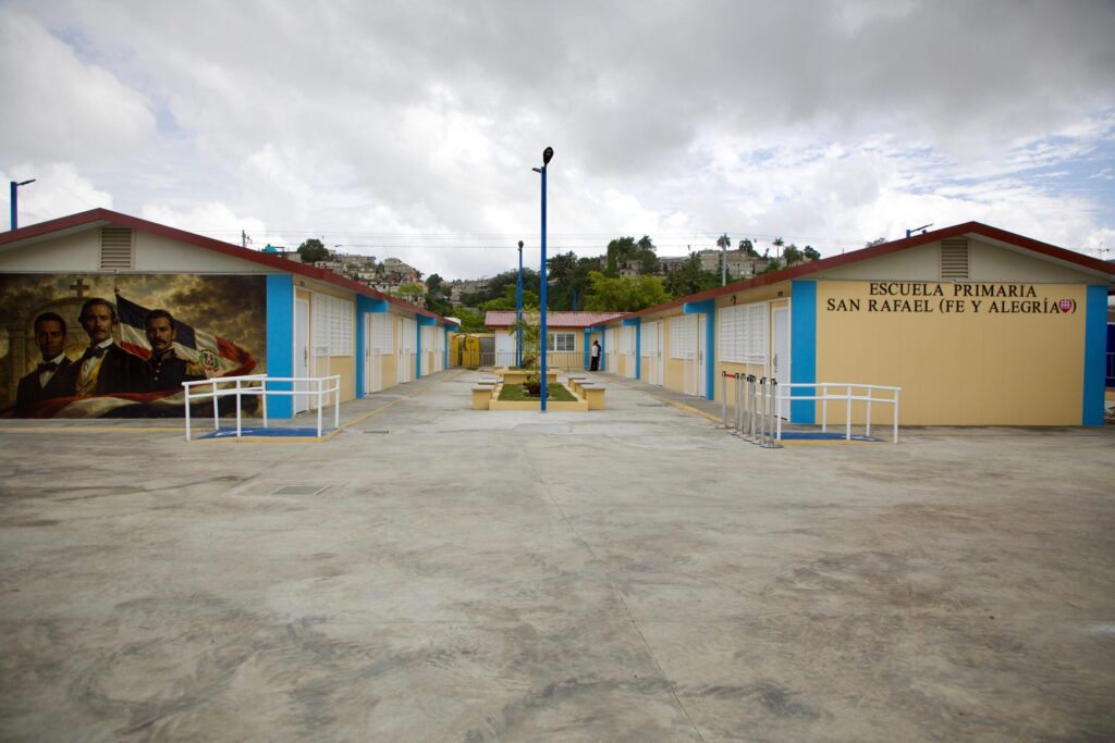 Abinader inaugura escuela primaria con capacidad para más de 800 estudiantes en Los Guandules | 2 | Abinader inaugura escuela primaria con capacidad para más de 800 estudiantes en Los Guandules - Noticias de hoy en República Dominicana | De Último Minuto