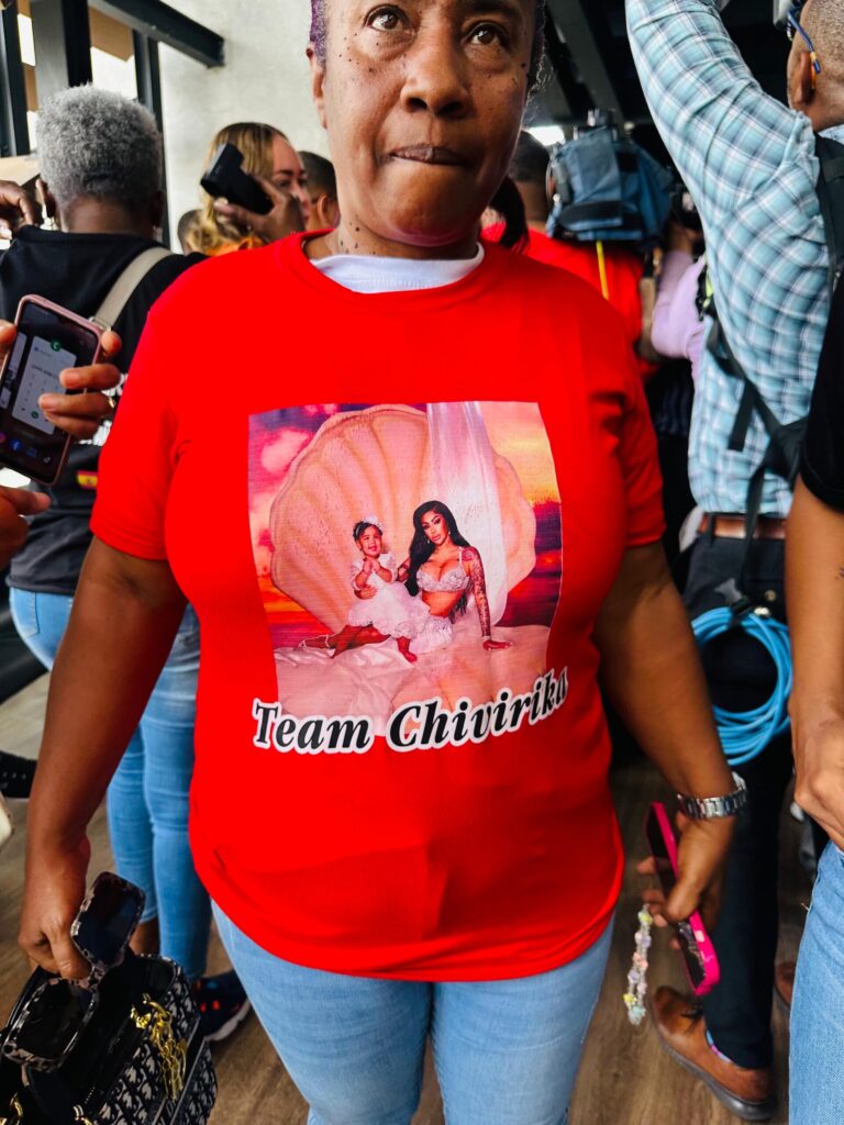 Fanáticas y allegadas de Yailin la acompañaron en audiencia por porte ilegal de armas - Noticias de hoy en República Dominicana | De Último Minuto