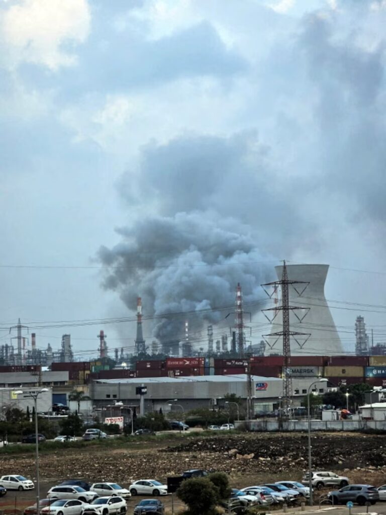 Un misil iraní alcanzó una refinería estratégica en Israel y provocó cortes eléctricos en el norte del país | 2 | Un misil iraní alcanzó una refinería estratégica en Israel y provocó cortes eléctricos en el norte del país - Noticias de hoy en República Dominicana | De Último Minuto