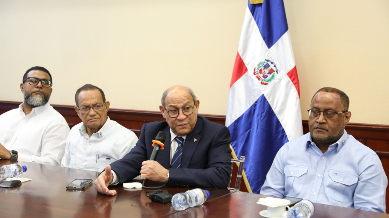 Ministro del Mescyt presenta reforma y recibe apoyo sindical