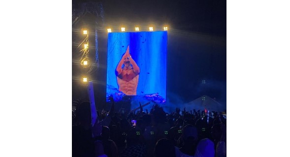 A sus 58 años, David Guetta enciende miradas y suspiros tras quitarse la camisa en su show en RD