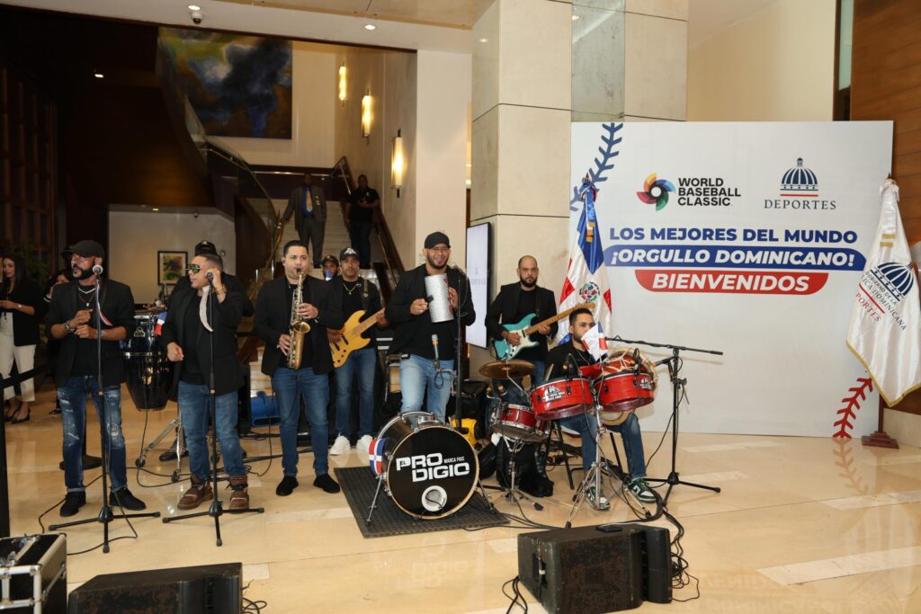 Ministro Kelvin Cruz da bienvenida al equipo dominicano del Clásico Mundial de Béisbol - Noticias de hoy en República Dominicana | De Último Minuto