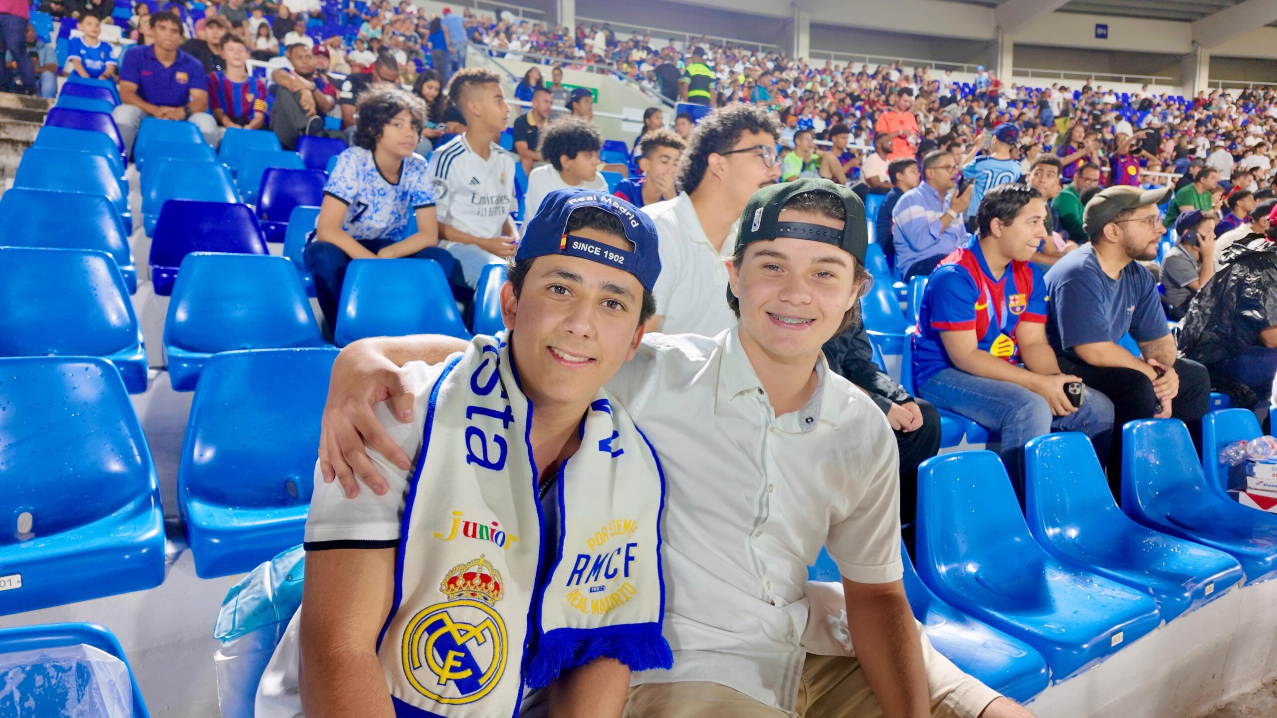 Fanáticos y pequeños futbolistas se dan cita en el Estadio Olímpico para la “Noche de Leyendas” - Noticias de hoy en República Dominicana | De Último Minuto