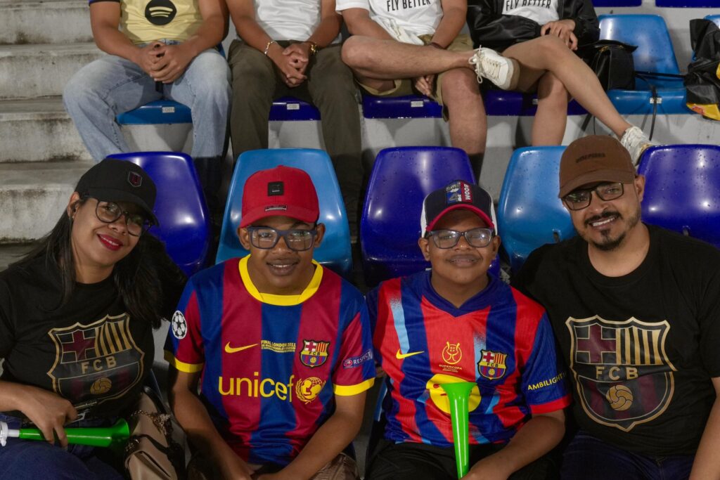 Fanáticos y pequeños futbolistas se dan cita en el Estadio Olímpico para la “Noche de Leyendas” - Noticias de hoy en República Dominicana | De Último Minuto