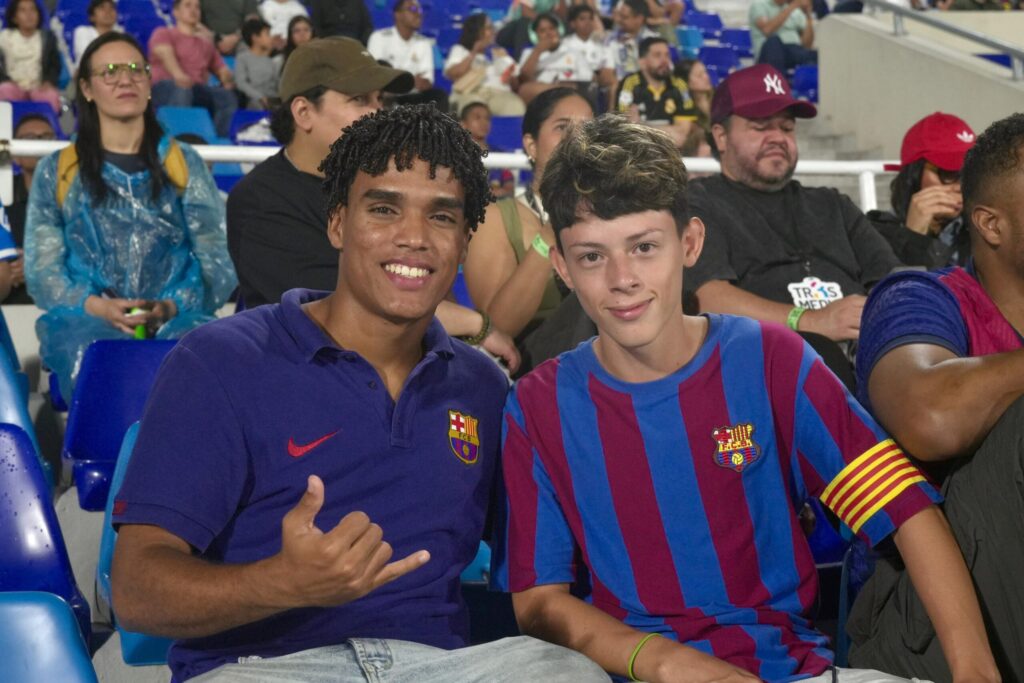 Fanáticos y pequeños futbolistas se dan cita en el Estadio Olímpico para la “Noche de Leyendas” - Noticias de hoy en República Dominicana | De Último Minuto