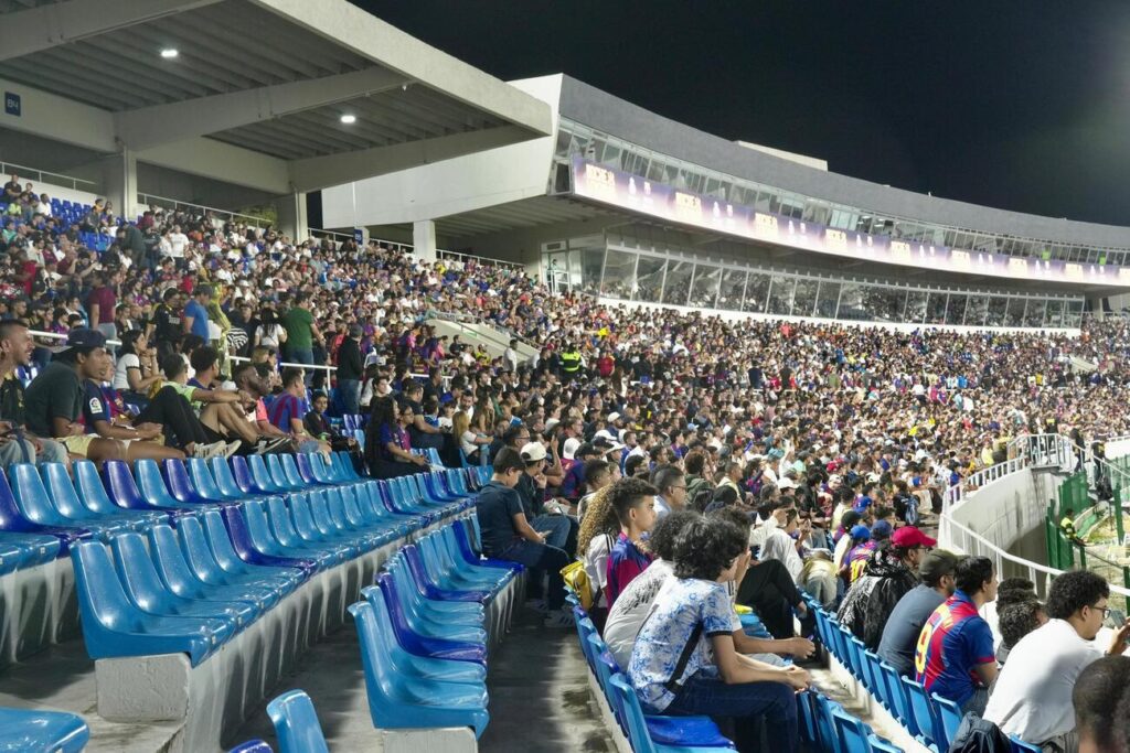 Fanáticos y pequeños futbolistas se dan cita en el Estadio Olímpico para la “Noche de Leyendas” - Noticias de hoy en República Dominicana | De Último Minuto