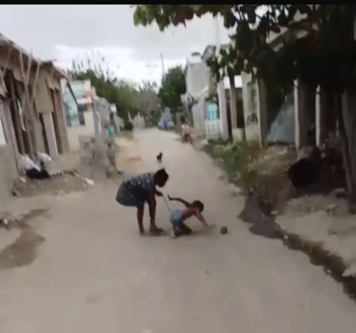 Denuncian presunto maltrato infantil: madre mantiene encadenada y golpeaba a niña en Santiago - Noticias de hoy en República Dominicana | De Último Minuto