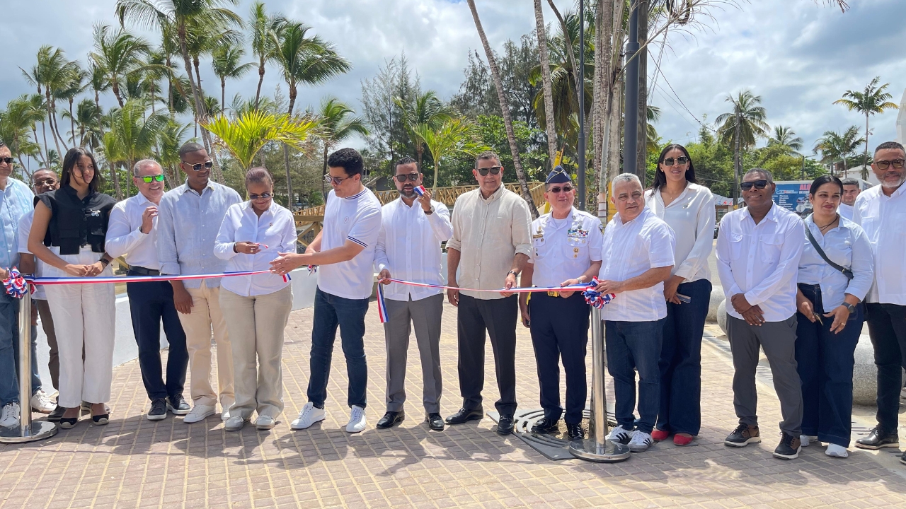Ministro David Collado inaugura pasarela peatonal en Las Terrenas y destaca inversiones superiores a RD$400 millones