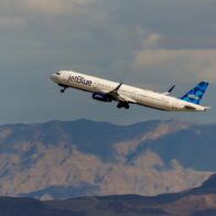 Un avión de JetBlue regresa a Rhode Island tras chocar contra un coyote