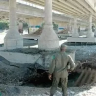 Advierten deterioro en columnas del puente Lucas Díaz sobre el río Nizao