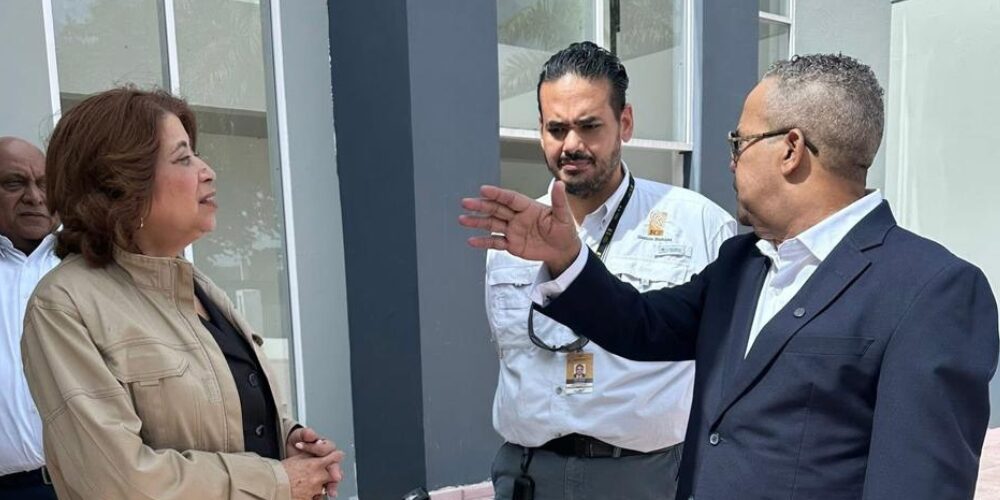 Senador Héctor Acosta supervisa avances de nueva oficina de la JCE en Bonao