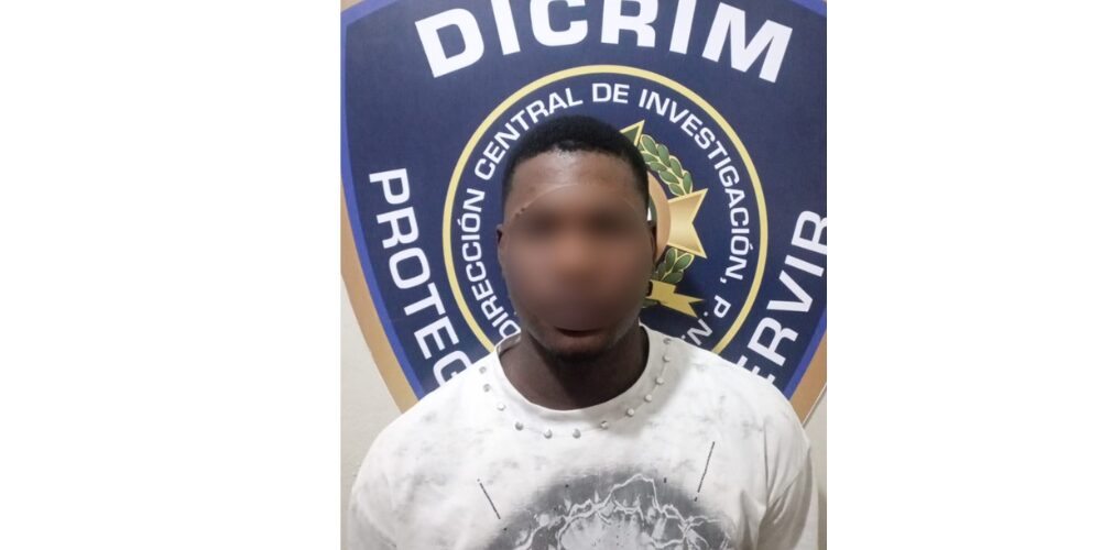 Policía apresa joven con US$4,100 presumiblemente falsos en Constanza, La Vega