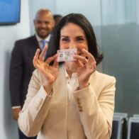 La primera dama Raquel Arbaje renueva su licencia de conducir bajo el nuevo sistema del INTRANT