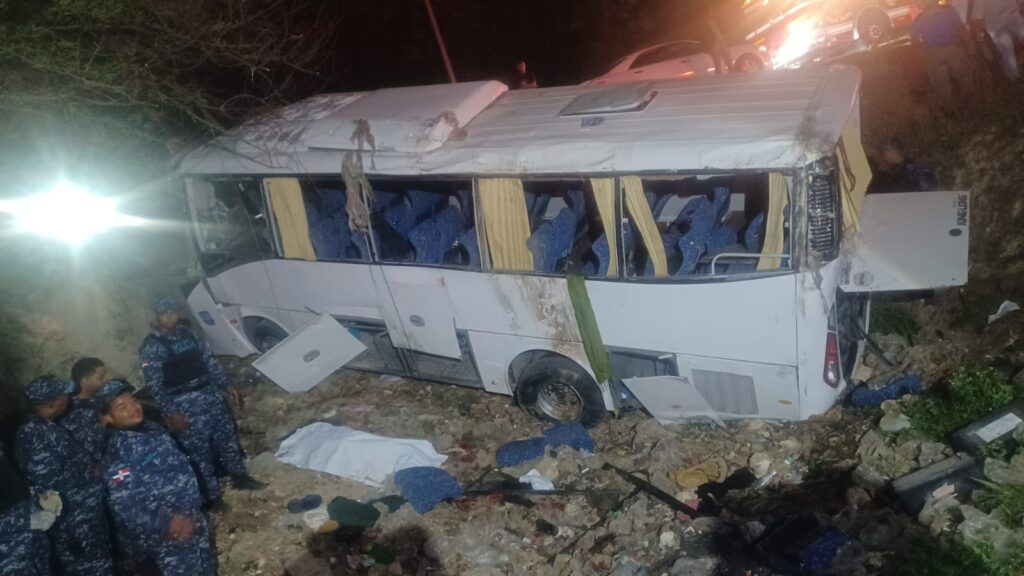 Dos turistas canadienses fallecen en accidente de autobús
