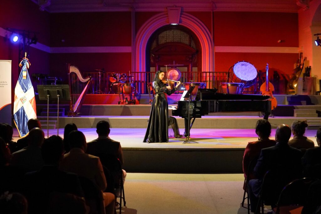 Consulado Dominicano en Marsella realiza Gala Recital con la violinista Aisha Syed | 2 | Consulado Dominicano en Marsella realiza Gala Recital con la violinista Aisha Syed - Noticias de hoy en República Dominicana | De Último Minuto