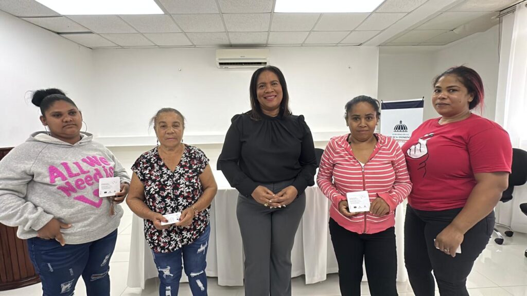 Gobernadora Adela Tejada entrega bonos a mujeres emprendedoras de Bonao | 4 | Gobernadora Adela Tejada entrega bonos a mujeres emprendedoras de Bonao - Noticias de hoy en República Dominicana | De Último Minuto
