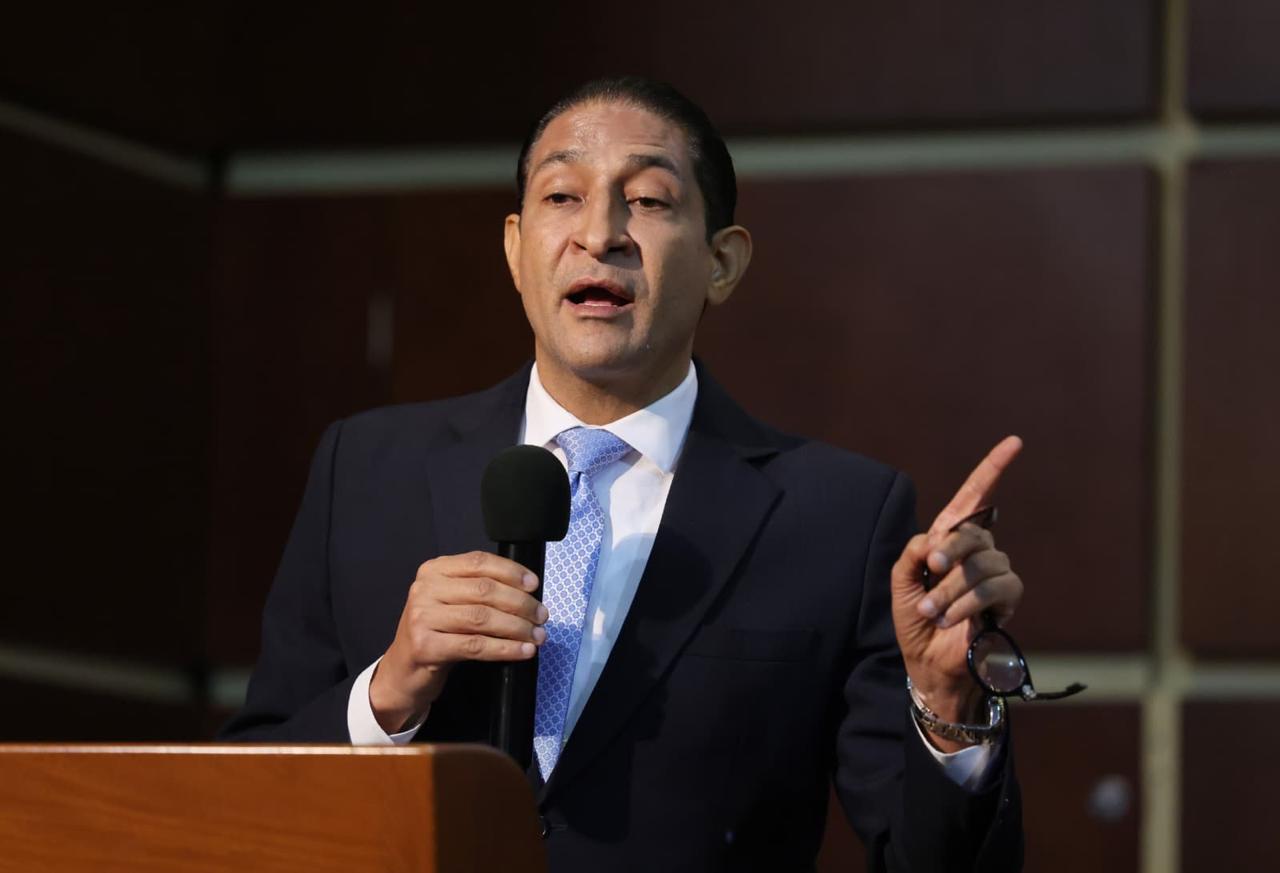 Iván Gatón hace llamado de alerta ante campañas de descrédito por crisis haitiana en documental “La caída de una isla”
