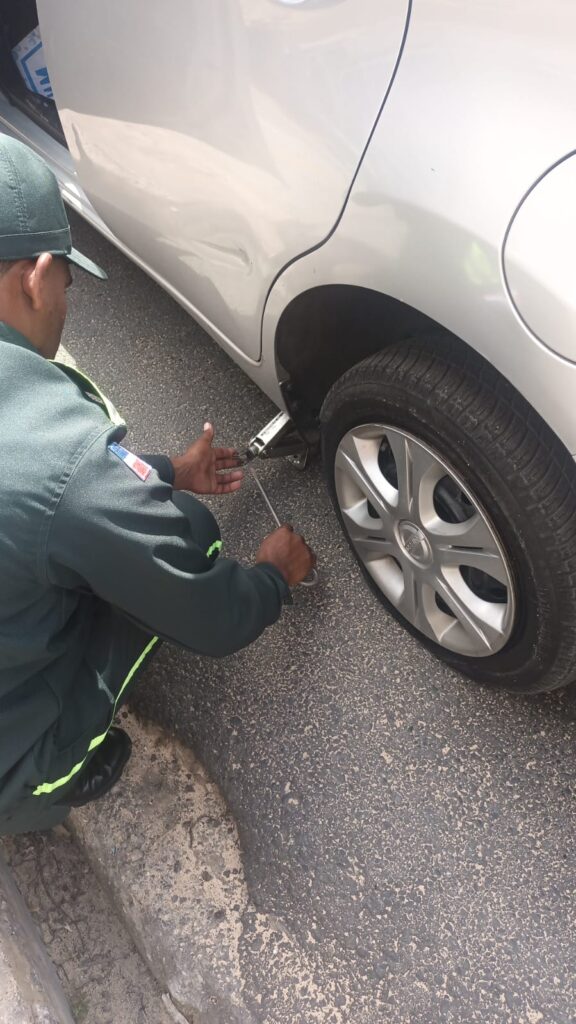 Acción solidaria de agente de DIGESETT en Azua se vuelve viral en redes sociales | 2 | Acción solidaria de agente de DIGESETT en Azua se vuelve viral en redes sociales - Noticias de hoy en República Dominicana | De Último Minuto