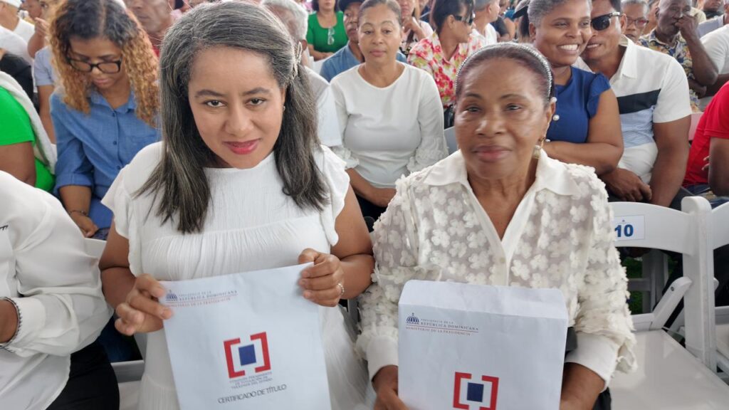 ¡Ni la lluvia los detuvo! Beneficiarios celebran entrega de títulos en Los Alcarrizos | 3 | ¡Ni la lluvia los detuvo! Beneficiarios celebran entrega de títulos en Los Alcarrizos - Noticias de hoy en República Dominicana | De Último Minuto