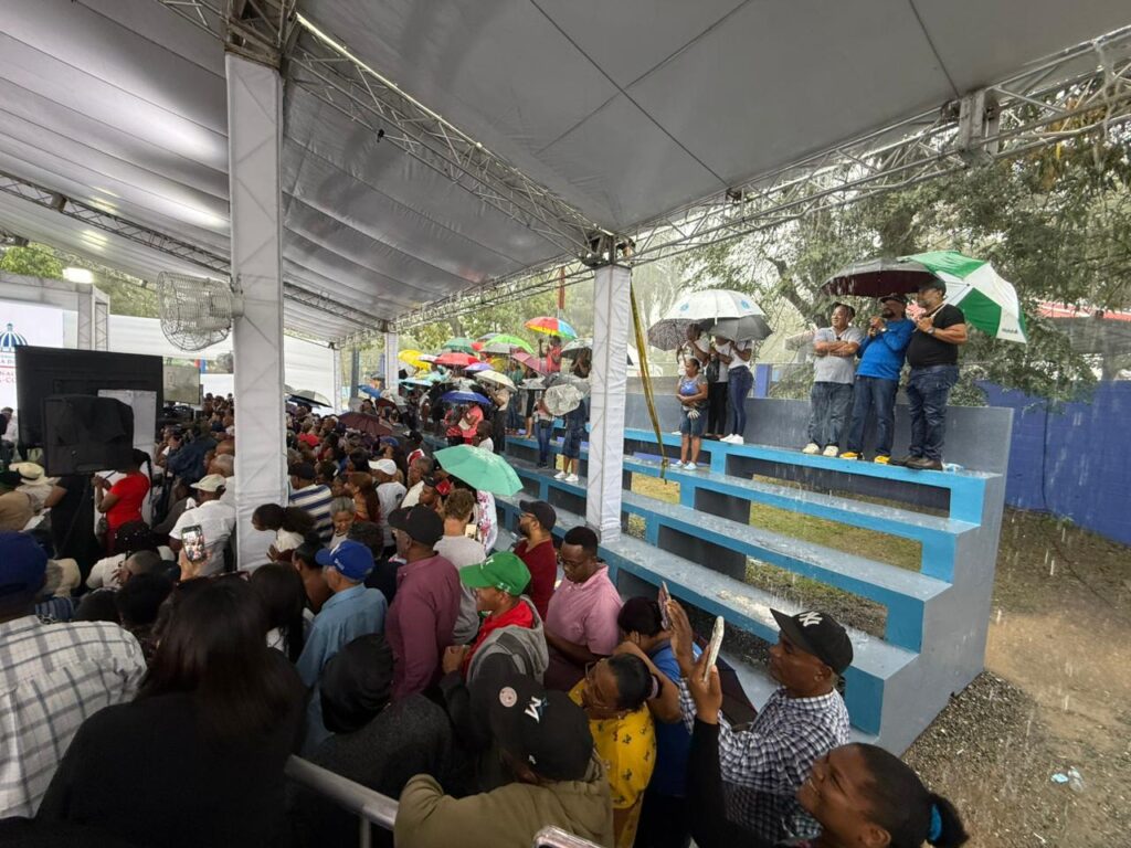 ¡Ni la lluvia los detuvo! Beneficiarios celebran entrega de títulos en Los Alcarrizos | 2 | ¡Ni la lluvia los detuvo! Beneficiarios celebran entrega de títulos en Los Alcarrizos - Noticias de hoy en República Dominicana | De Último Minuto