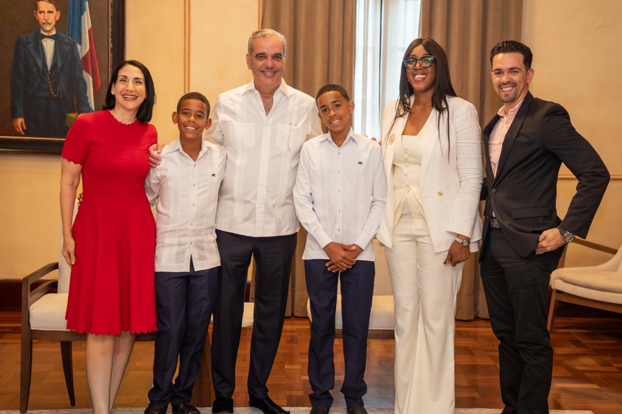 Abinader recibe al niño 'Pico de Oro' y a sus padres en el Palacio Nacional - Noticias de hoy en República Dominicana | De Último Minuto
