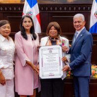 Ricardo de los Santos, Lía Díaz y Brenda Ogando reconocen mujer azuana