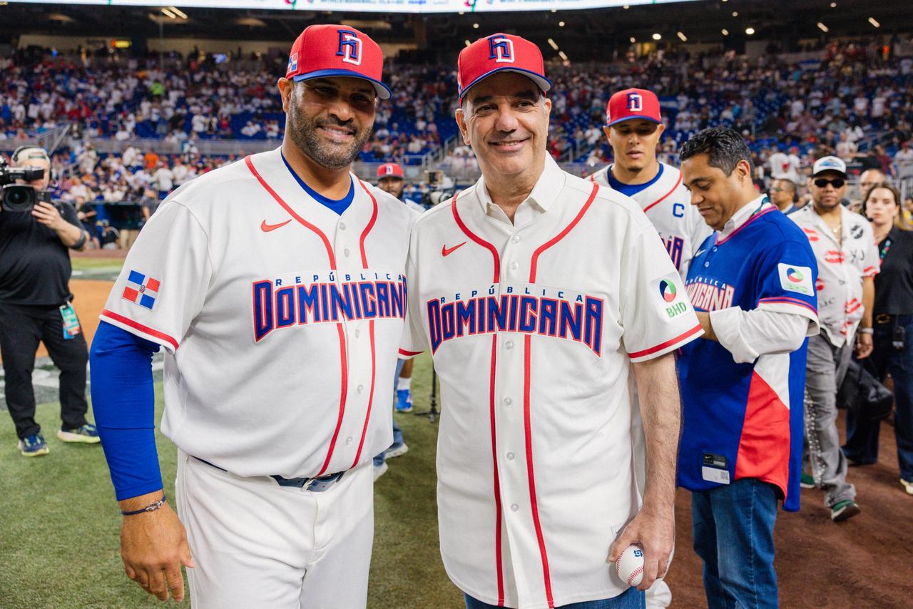 Abinader asiste a juego inaugural de RD en Clásico Mundial de Béisbol en Miami y lanza primera bola