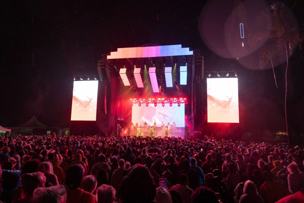 A pesar de la lluvia, más de seis mil fanáticos celebraron los 10 años de Isle of Light | 2 | A pesar de la lluvia, más de seis mil fanáticos celebraron los 10 años de Isle of Light - Noticias de hoy en República Dominicana | De Último Minuto