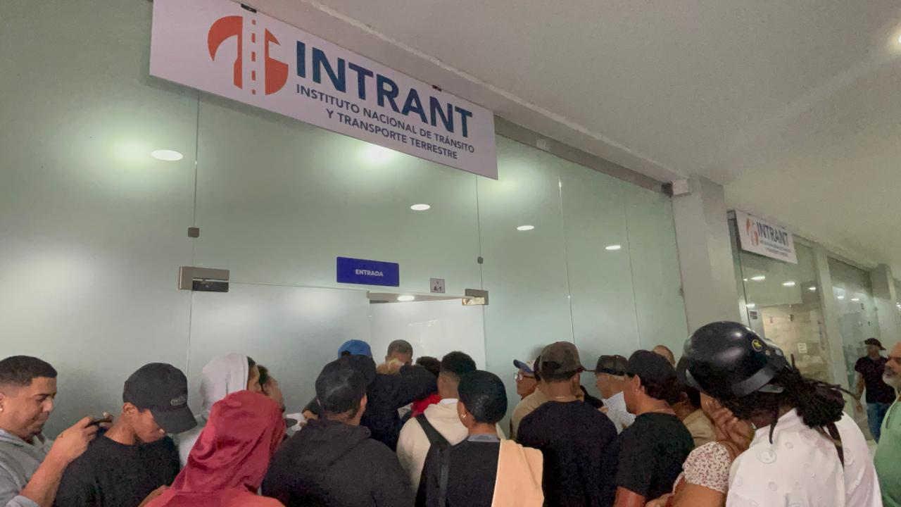 Largas filas y quejas de usuarios marcan proceso de renovación de licencias en Santiago - Noticias de hoy en República Dominicana | De Último Minuto