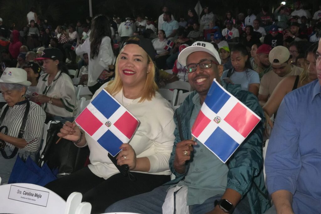 Cientos de fanáticos llegan al Malecón para ver en pantalla gigante el partido RD-Venezuela - Noticias de hoy en República Dominicana | De Último Minuto