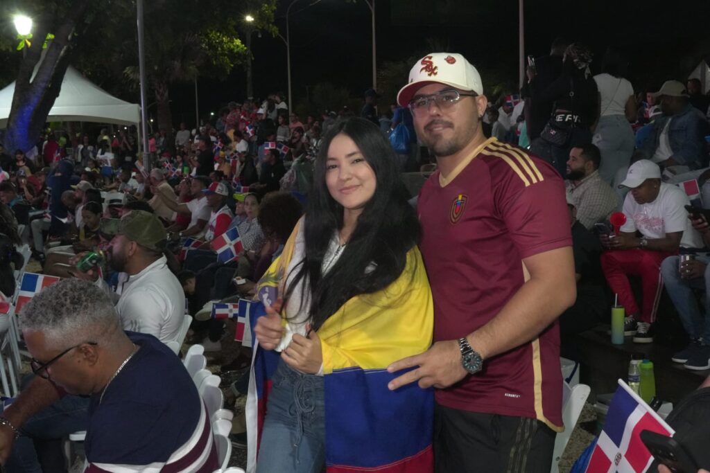 Cientos de fanáticos llegan al Malecón para ver en pantalla gigante el partido RD-Venezuela - Noticias de hoy en República Dominicana | De Último Minuto