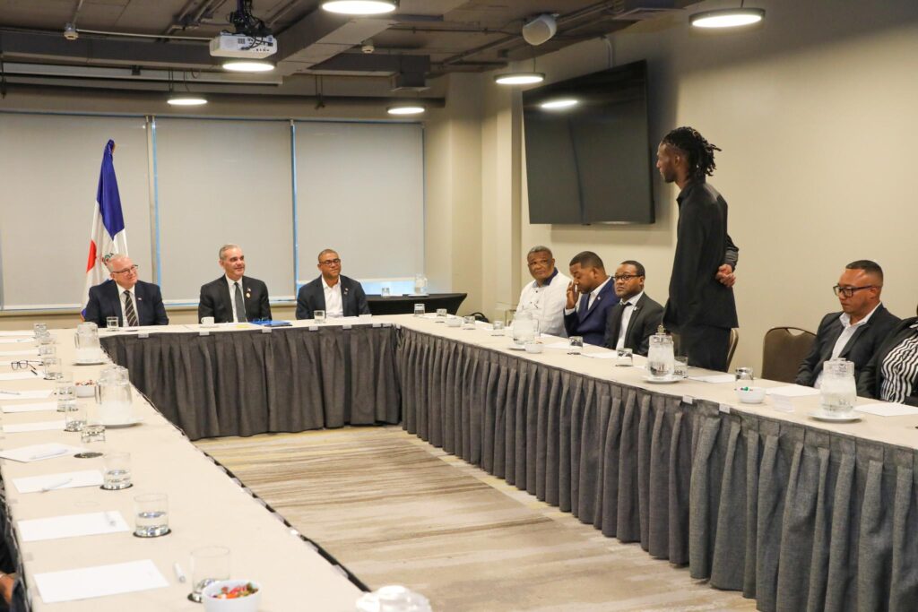 Abinader se reúne con dominicanos en Chile y resalta oportunidades que se abren por buenas relaciones con Kast | 2 | Abinader se reúne con dominicanos en Chile y resalta oportunidades que se abren por buenas relaciones con Kast - Noticias de hoy en República Dominicana | De Último Minuto