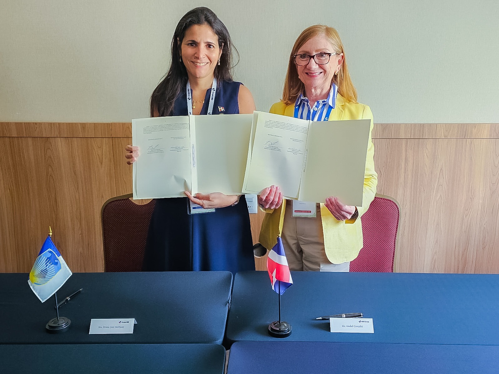 María José Martínez, viceministra de Crédito Público, y Anabel González, vicepresidenta de Países e Integración Regional del BID.