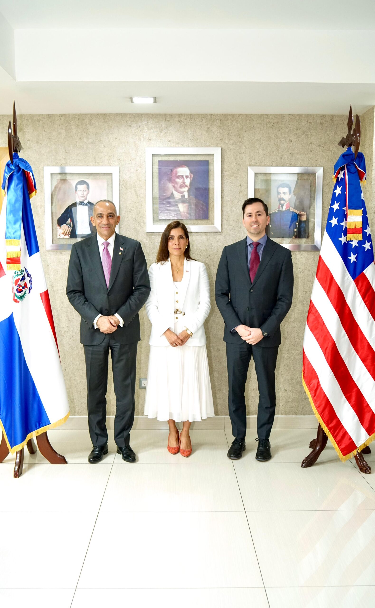 Embajadora de EEUU presenta en la DNCD al nuevo agregado interino de la DEA en RD - Noticias de hoy en República Dominicana | De Último Minuto
