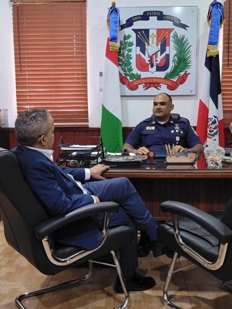 Senador Héctor Acosta realiza visita de cortesía al director regional Cibao Sur de la Policía Nacional | 3 | Senador Héctor Acosta realiza visita de cortesía al director regional Cibao Sur de la Policía Nacional - Noticias de hoy en República Dominicana | De Último Minuto