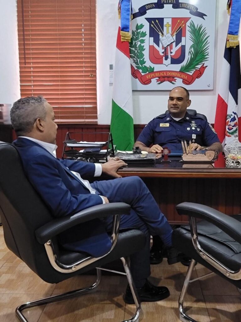 Senador Héctor Acosta realiza visita de cortesía al director regional Cibao Sur de la Policía Nacional | 2 | Senador Héctor Acosta realiza visita de cortesía al director regional Cibao Sur de la Policía Nacional - Noticias de hoy en República Dominicana | De Último Minuto