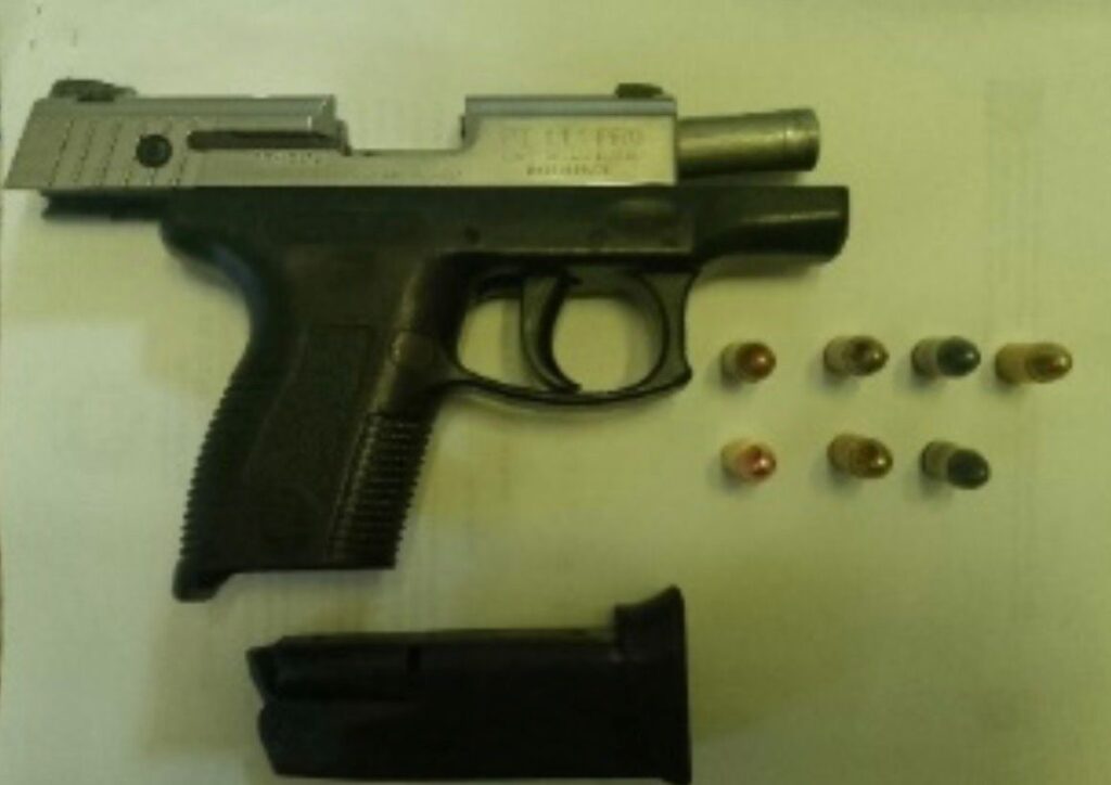 Policía Nacional ocupa arma de fuego ilegal durante allanamiento en La Vega | 2 | Policía Nacional ocupa arma de fuego ilegal durante allanamiento en La Vega - Noticias de hoy en República Dominicana | De Último Minuto