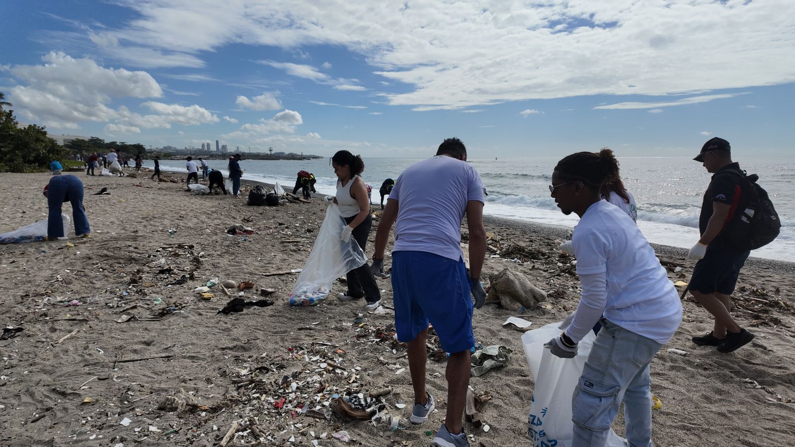 Voluntarios llaman a crear conciencia durante jornada de limpieza en playa de Haina - Noticias de hoy en República Dominicana | De Último Minuto
