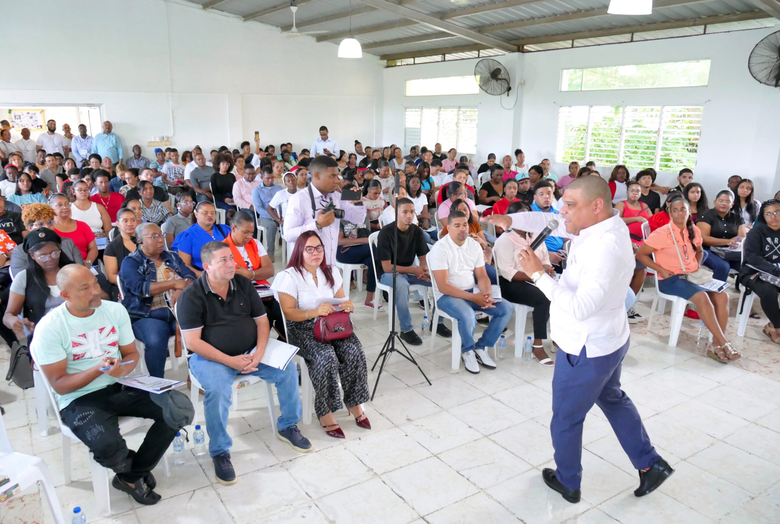 Diputado Ramón Raposo integra a 500 emprendedores de SDN en taller de IA - Noticias de hoy en República Dominicana | De Último Minuto