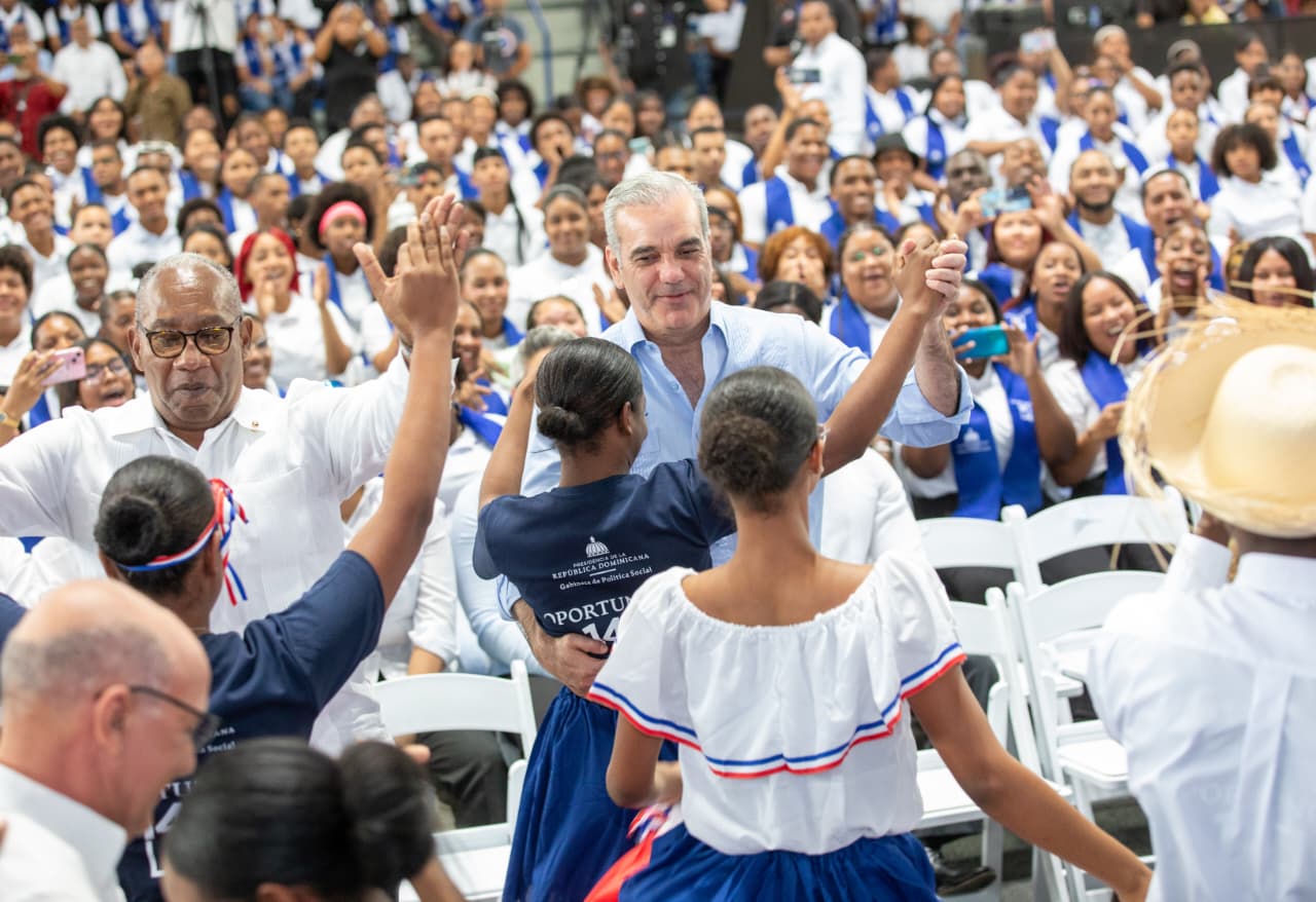 Abinader baila merengue con estudiantes durante graduación del programa Oportunidad 14-24 - Noticias de hoy en República Dominicana | De Último Minuto