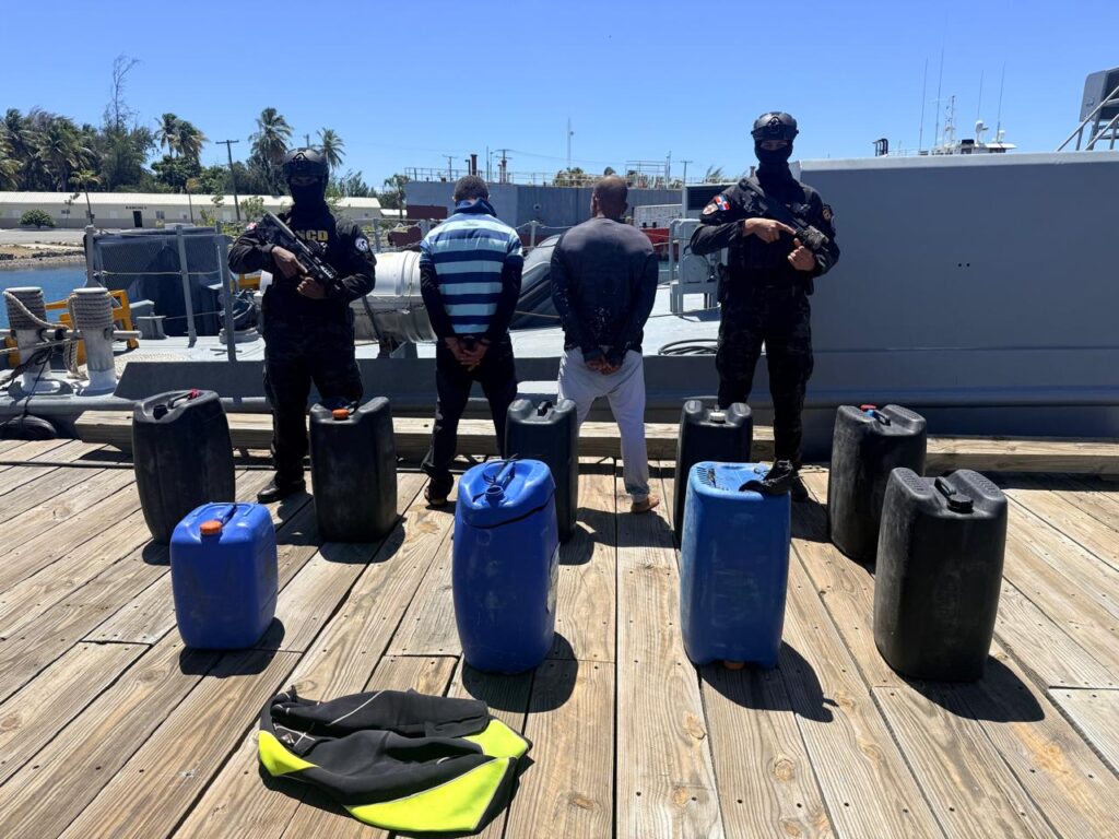 Ofensiva total contra el narcotráfico: incautan 261 paquetes de presunta cocaína y arrestan dos hombres en Baní | 3 | Ofensiva total contra el narcotráfico: incautan 261 paquetes de presunta cocaína y arrestan dos hombres en Baní - Noticias de hoy en República Dominicana | De Último Minuto