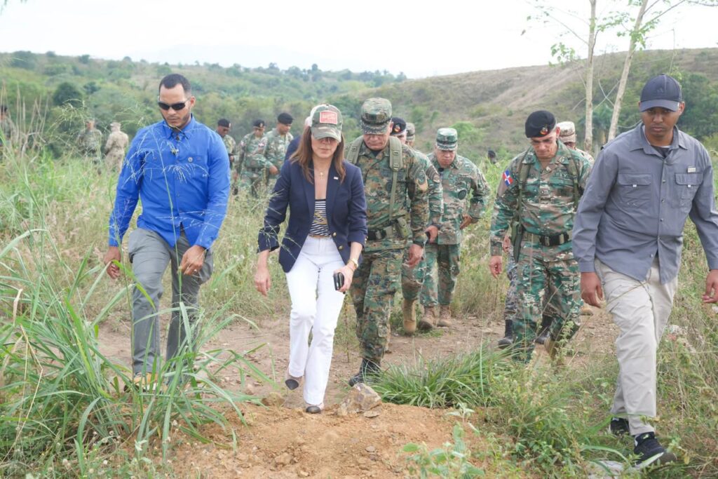 Ministro de Defensa y embajadora de Estados Unidos realizan recorrido por la zona fronteriza de Dajabón - Noticias de hoy en República Dominicana | De Último Minuto