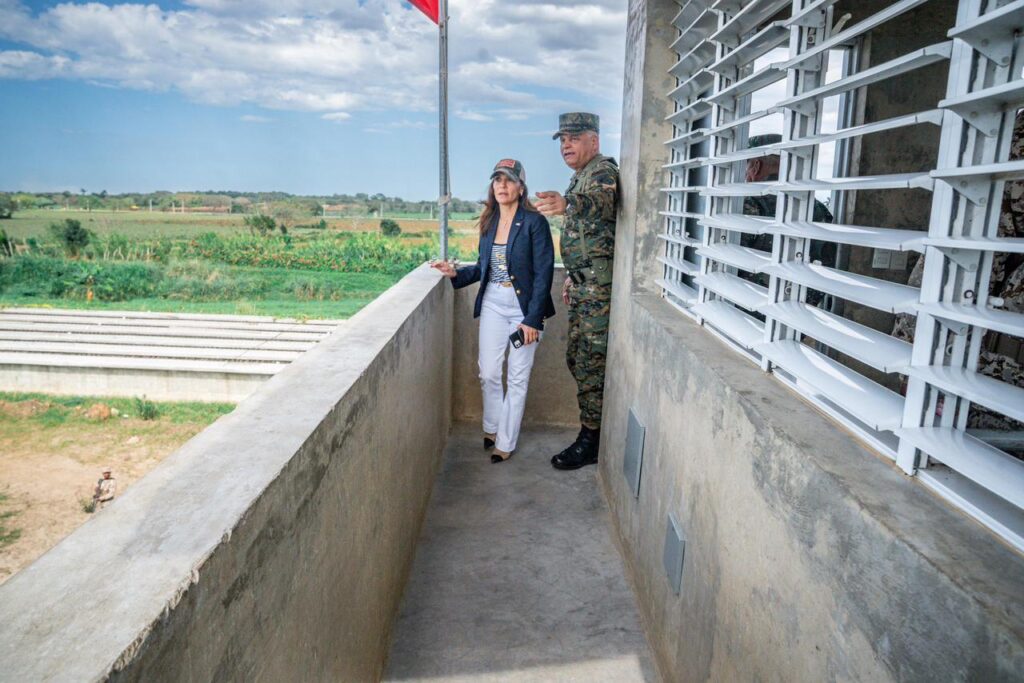 Ministro de Defensa y embajadora de Estados Unidos realizan recorrido por la zona fronteriza de Dajabón - Noticias de hoy en República Dominicana | De Último Minuto