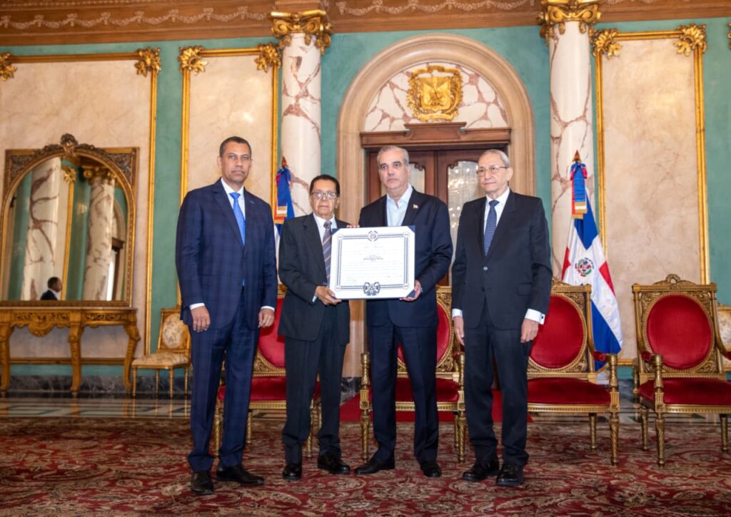 Presidente Abinader concede condecoración póstuma al periodista Orlando Martínez Howley en la Orden del Mérito Duarte, Sánchez y Mella | 3 | Presidente Abinader concede condecoración póstuma al periodista Orlando Martínez Howley en la Orden del Mérito Duarte, Sánchez y Mella - Noticias de hoy en República Dominicana | De Último Minuto